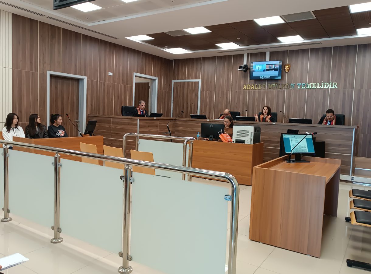 ADLİ TIP KULÜBÜ ÖĞRENCİLERİNDEN BURSA ADLİYESİ ZİYARETİ