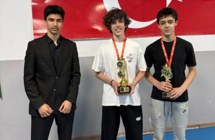 LİSE ÖĞRENCİLERİNDEN ESKRİMDE ÇİFTE BAŞARI