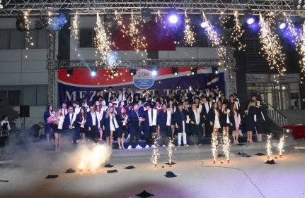 MEZUNİYET TÖRENİNDE GURUR VE DUYGU DOLU ANLAR